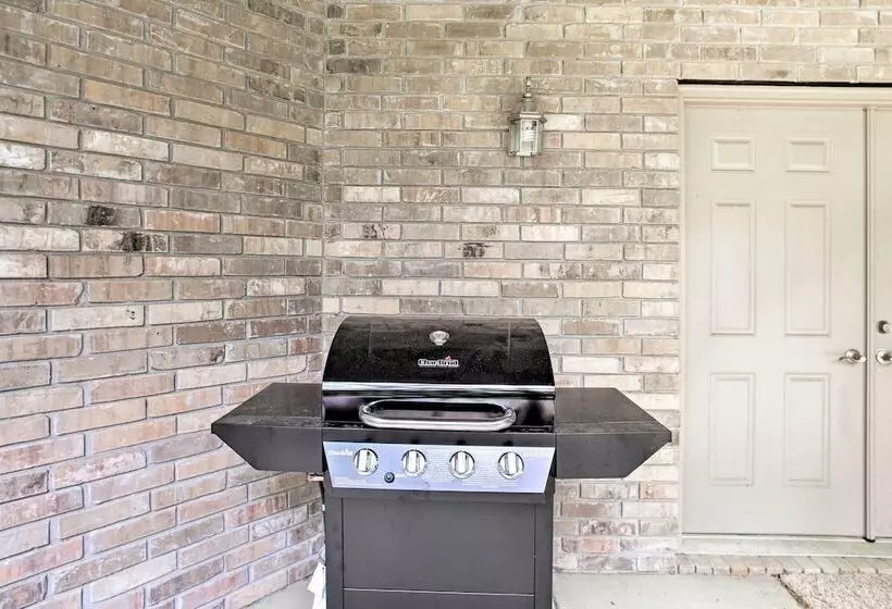 Bentonville Home W/ Pool Table, 2 Mi To Downtown!
