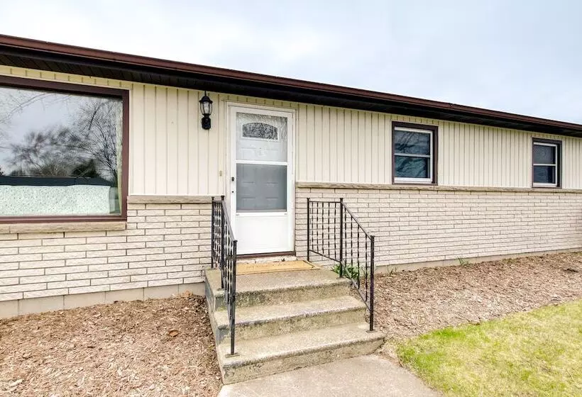 Bright Algoma Home 1 Mi To Lake Michigan!