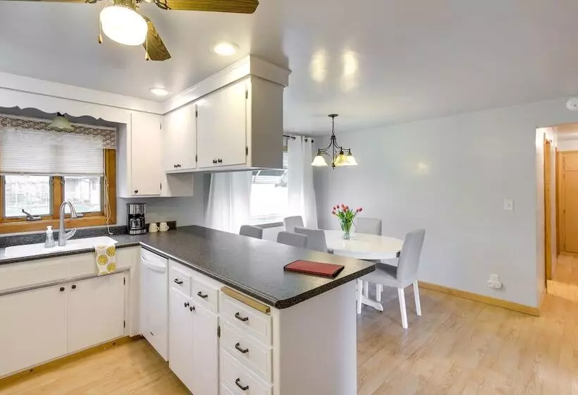 Bright Algoma Home 1 Mi To Lake Michigan!