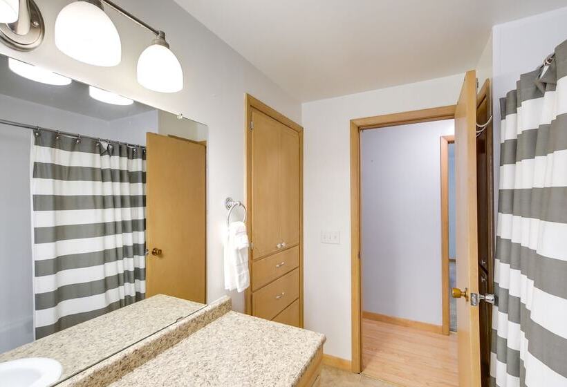 Bright Algoma Home 1 Mi To Lake Michigan!