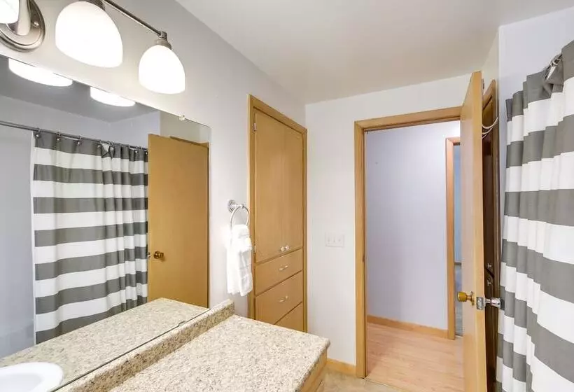 Bright Algoma Home 1 Mi To Lake Michigan!