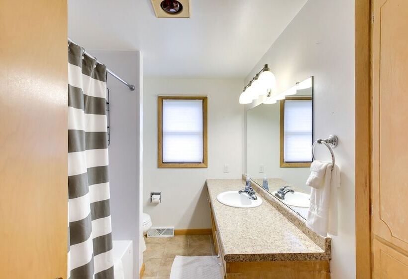 Bright Algoma Home 1 Mi To Lake Michigan!