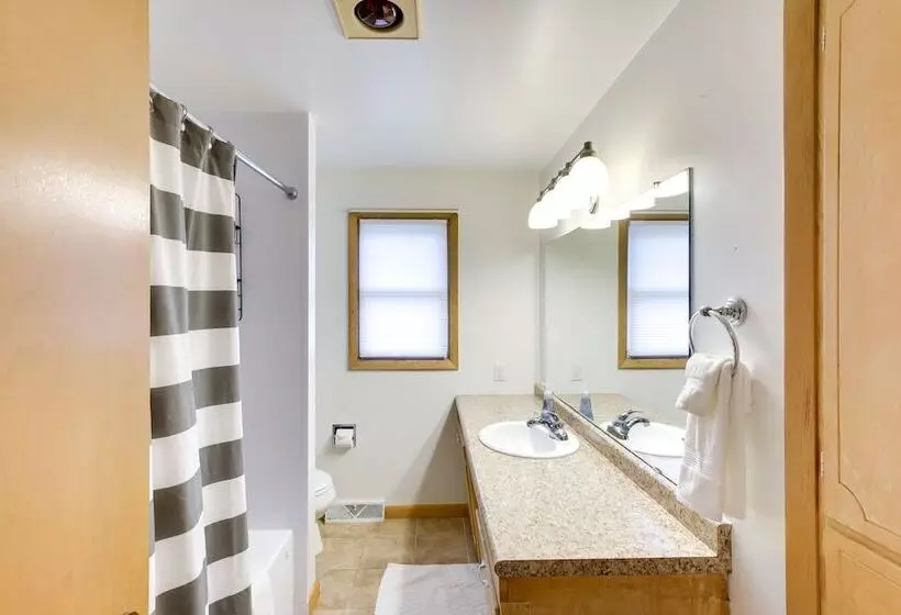 Bright Algoma Home 1 Mi To Lake Michigan!