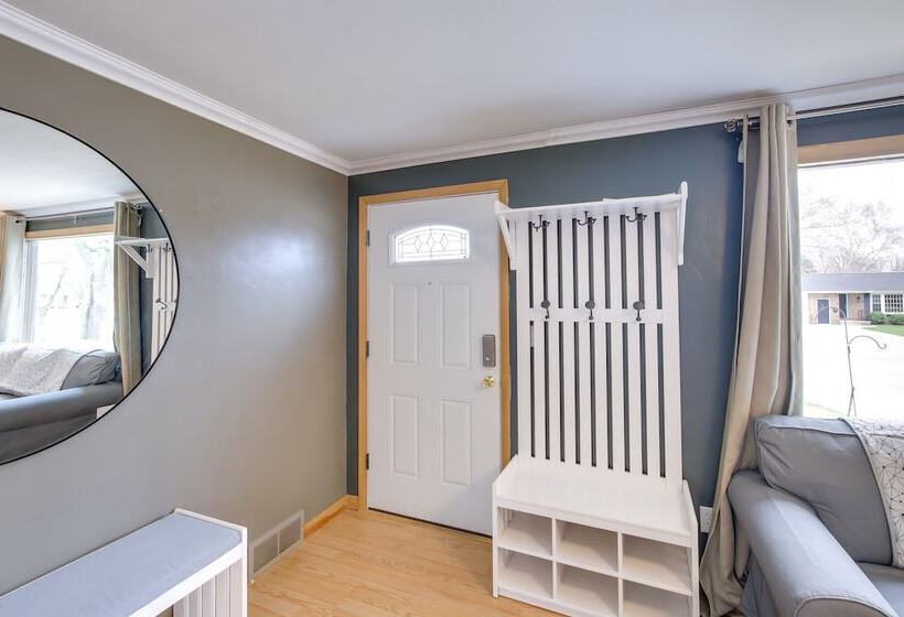 Bright Algoma Home 1 Mi To Lake Michigan!