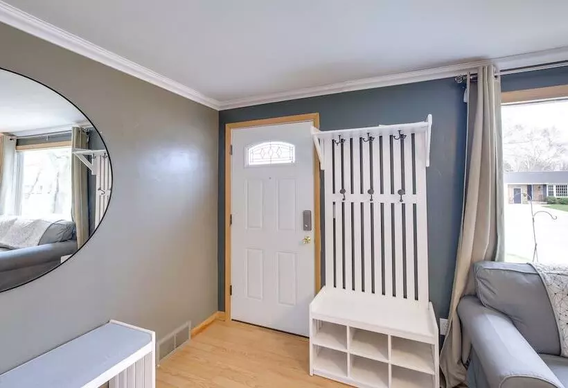 Bright Algoma Home 1 Mi To Lake Michigan!