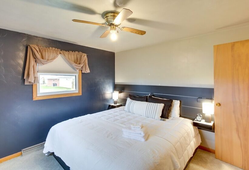 Bright Algoma Home 1 Mi To Lake Michigan!