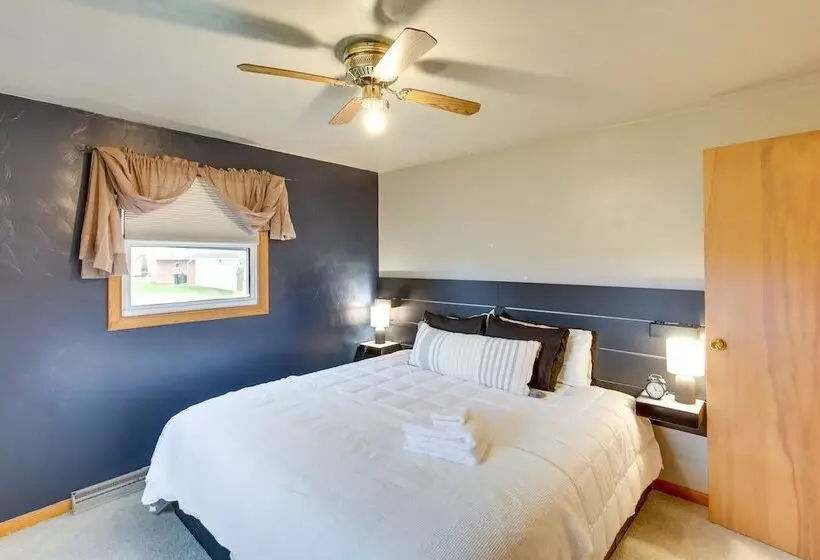 Bright Algoma Home 1 Mi To Lake Michigan!