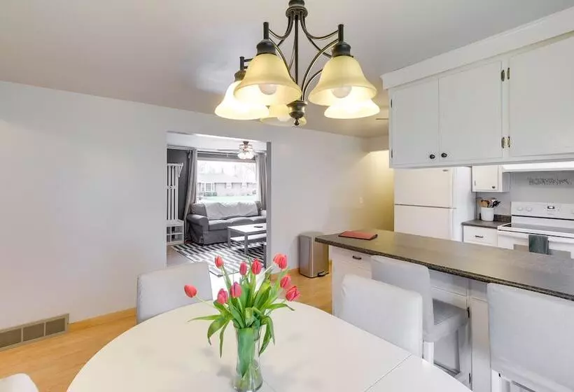 Bright Algoma Home 1 Mi To Lake Michigan!