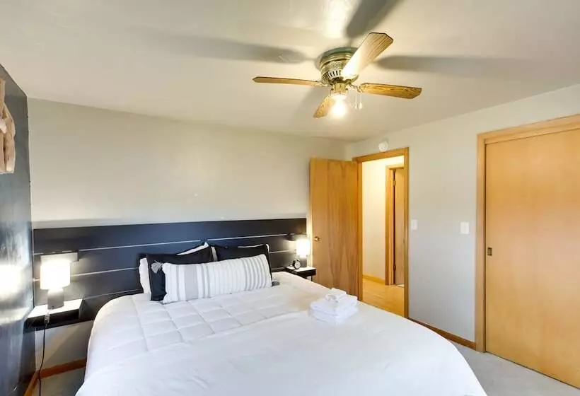 Bright Algoma Home 1 Mi To Lake Michigan!