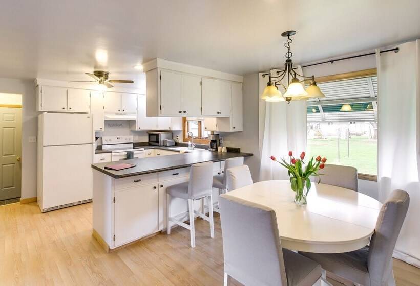 Bright Algoma Home 1 Mi To Lake Michigan!