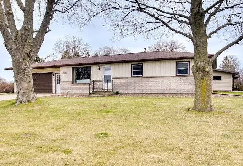 Bright Algoma Home 1 Mi To Lake Michigan!