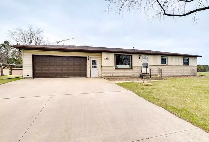 Bright Algoma Home 1 Mi To Lake Michigan!