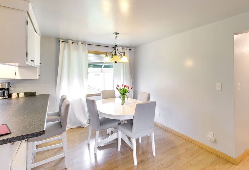 Bright Algoma Home 1 Mi To Lake Michigan!