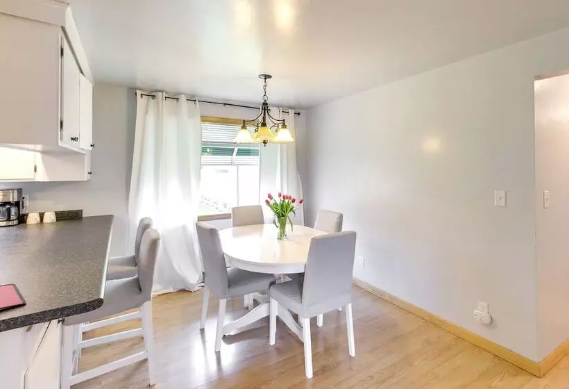 Bright Algoma Home 1 Mi To Lake Michigan!