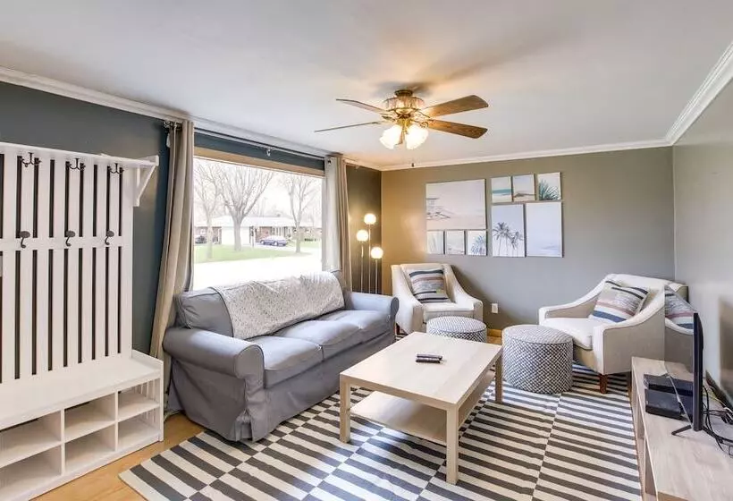 Bright Algoma Home 1 Mi To Lake Michigan!