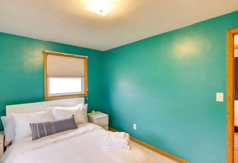 Bright Algoma Home 1 Mi To Lake Michigan!