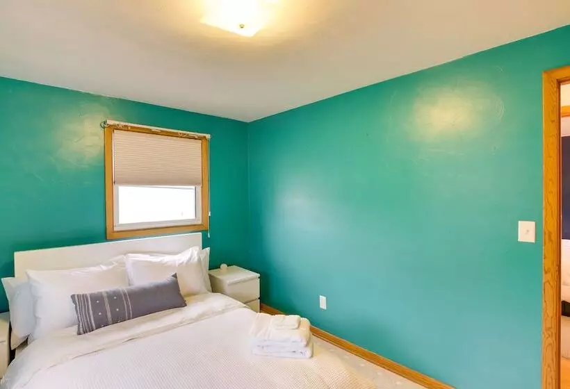 Bright Algoma Home 1 Mi To Lake Michigan!