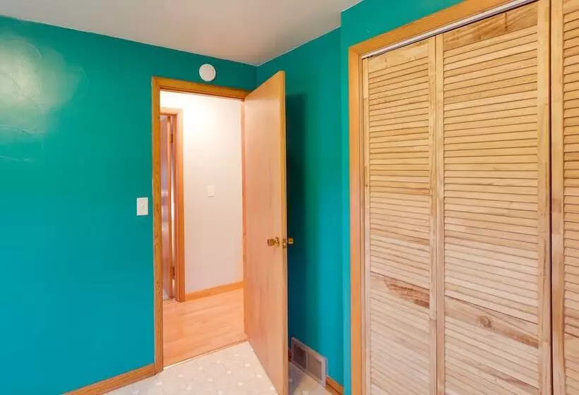 Bright Algoma Home 1 Mi To Lake Michigan!