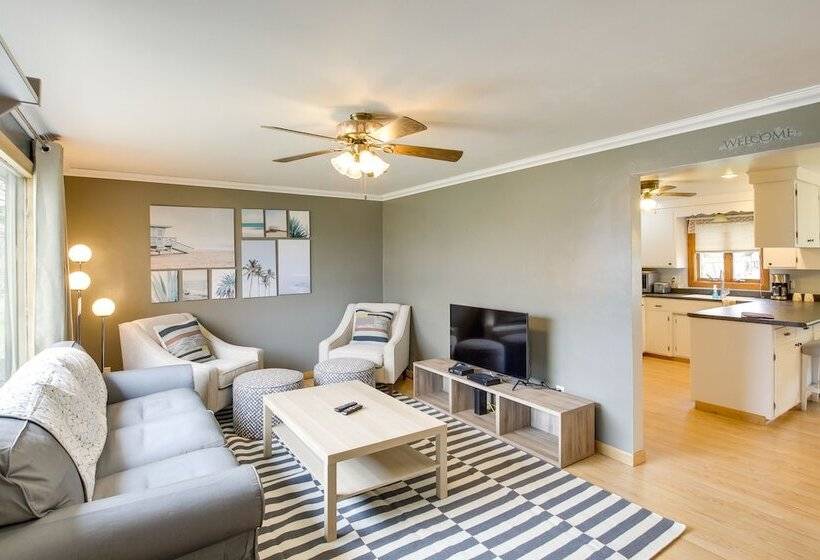 Bright Algoma Home 1 Mi To Lake Michigan!