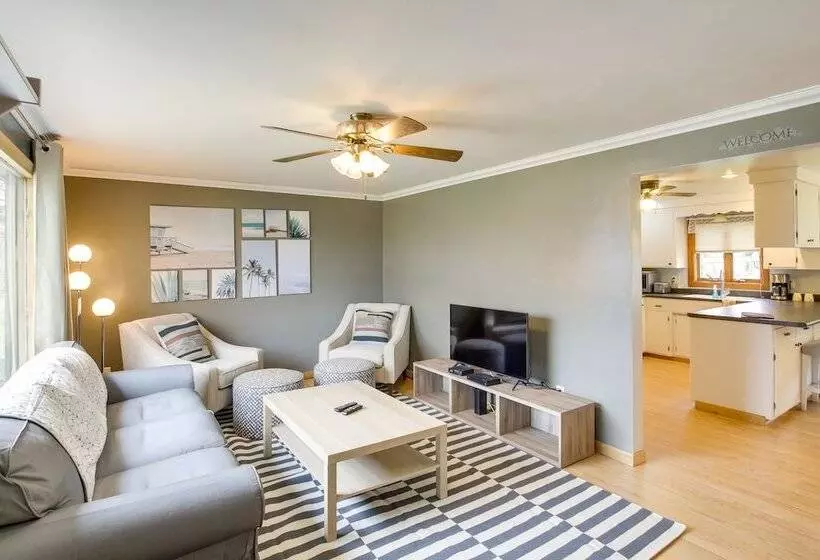 Bright Algoma Home 1 Mi To Lake Michigan!