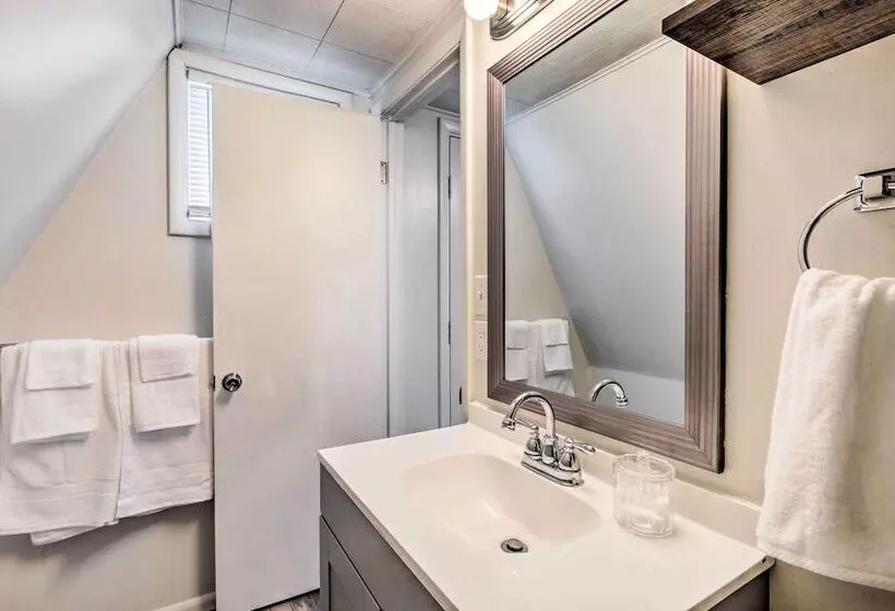 Charming Evanston A Frame: Dog Friendly!