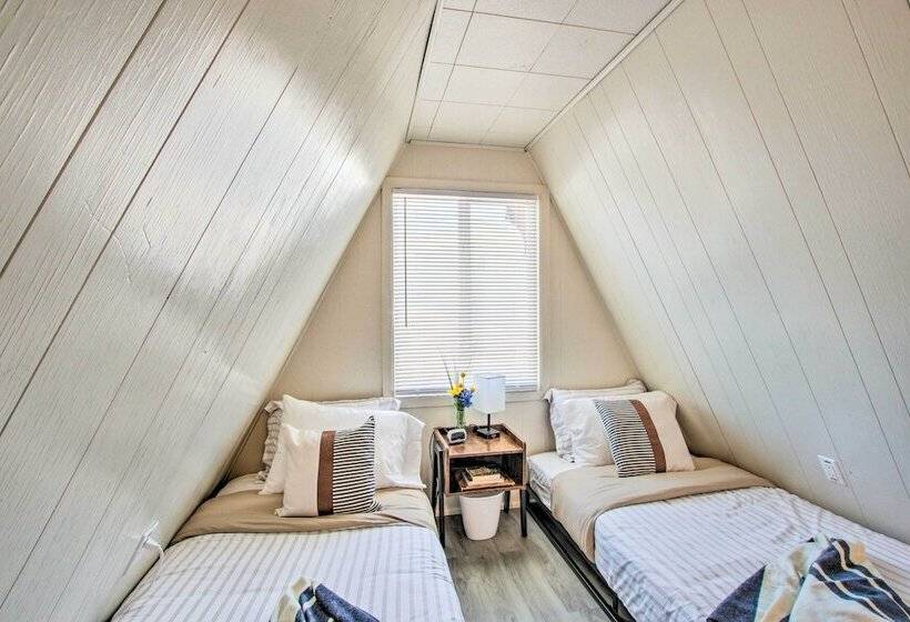 Charming Evanston A Frame: Dog Friendly!