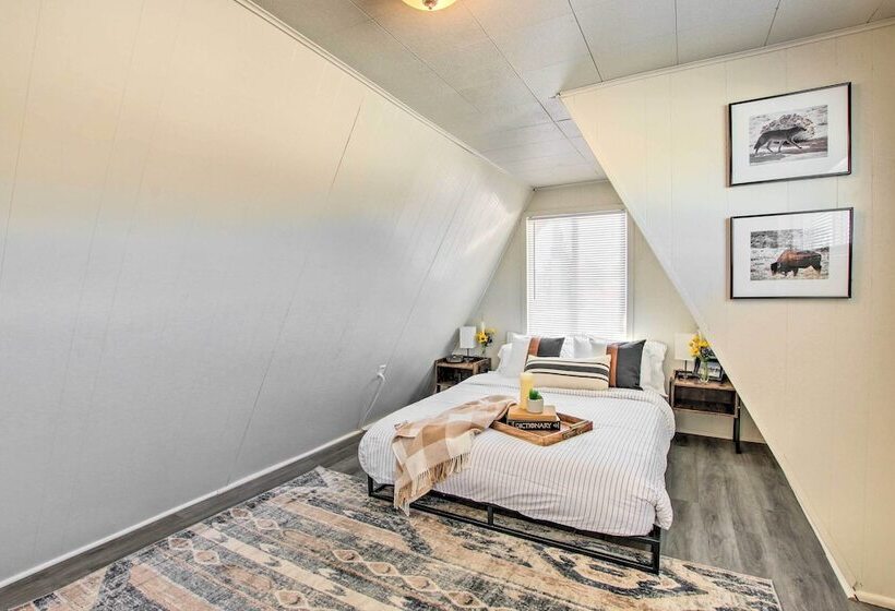 Charming Evanston A Frame: Dog Friendly!