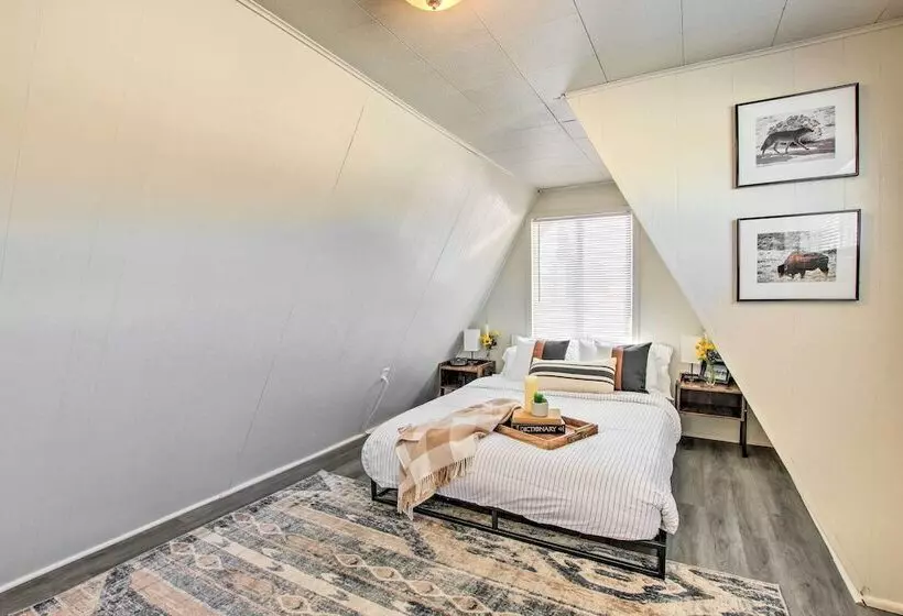 Charming Evanston A Frame: Dog Friendly!