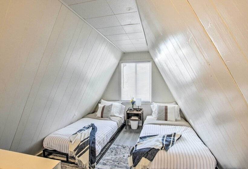 Charming Evanston A Frame: Dog Friendly!