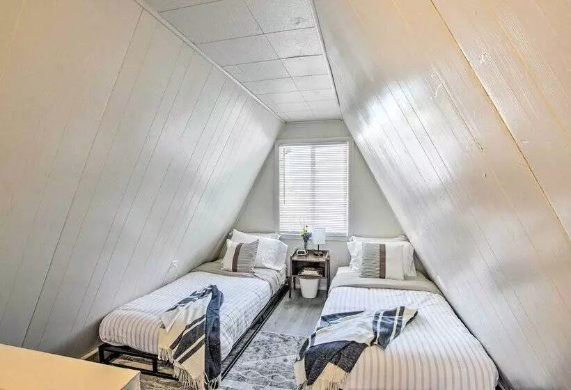 Charming Evanston A Frame: Dog Friendly!