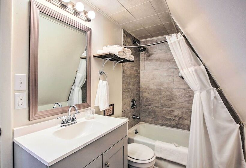 Charming Evanston A Frame: Dog Friendly!