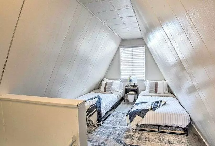 Charming Evanston A Frame: Dog Friendly!