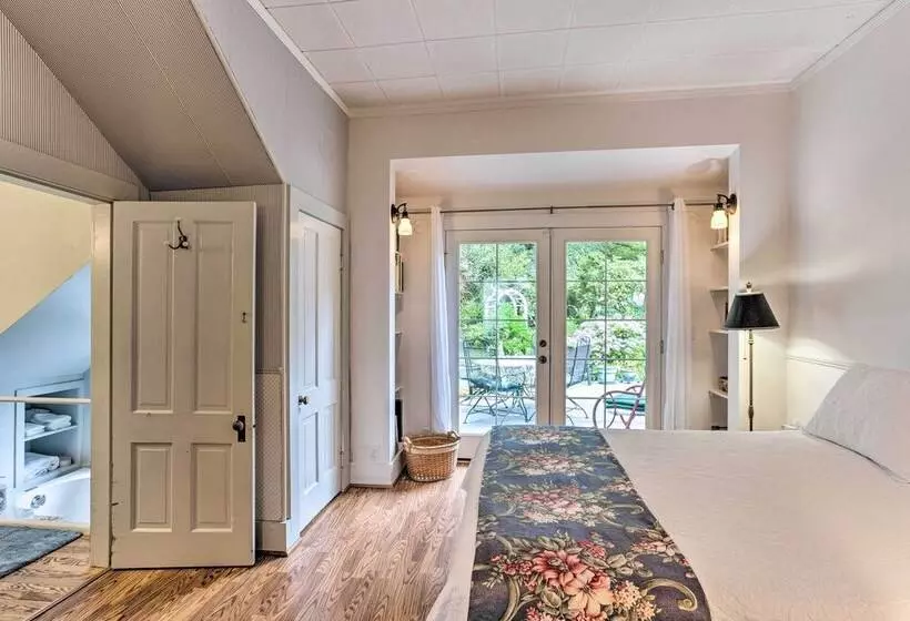 Charming Historic Retreat Near Poverty Bay!