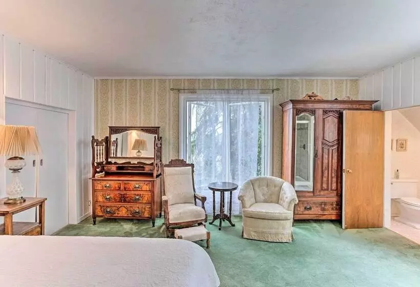 Charming Historic Retreat Near Poverty Bay!