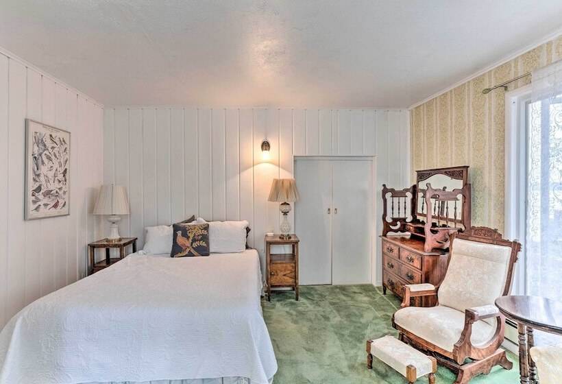 Charming Historic Retreat Near Poverty Bay!