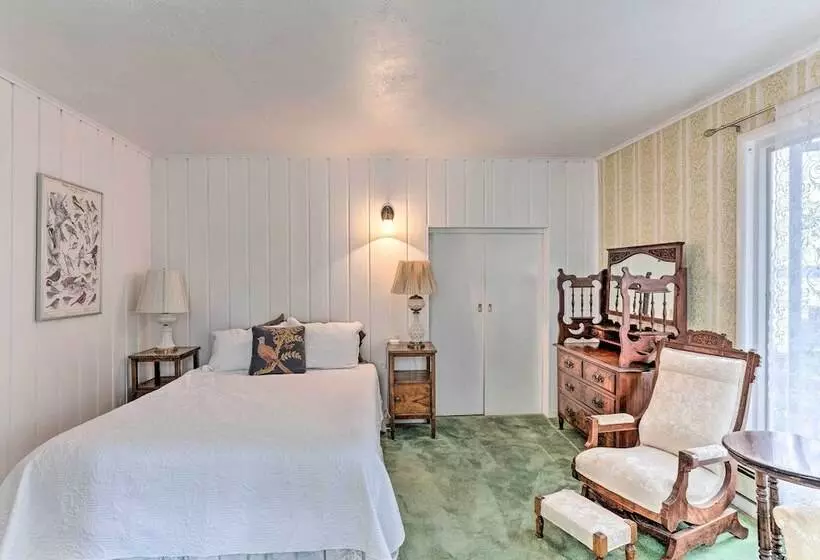 Charming Historic Retreat Near Poverty Bay!