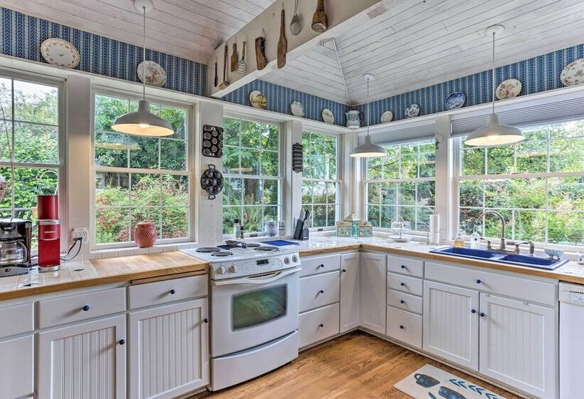 Charming Historic Retreat Near Poverty Bay!