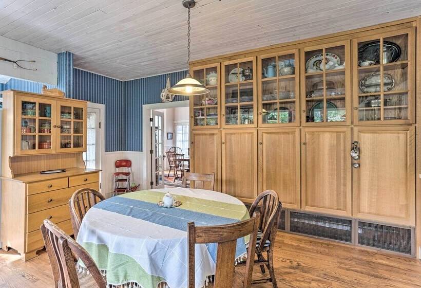 Charming Historic Retreat Near Poverty Bay!