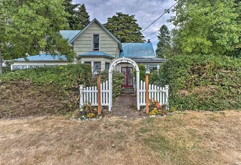 Charming Historic Retreat Near Poverty Bay!