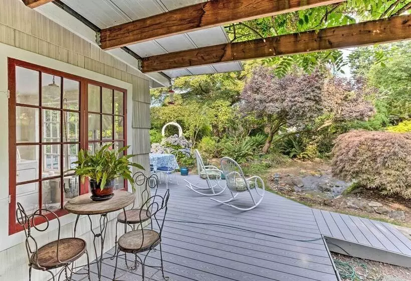 Charming Historic Retreat Near Poverty Bay!