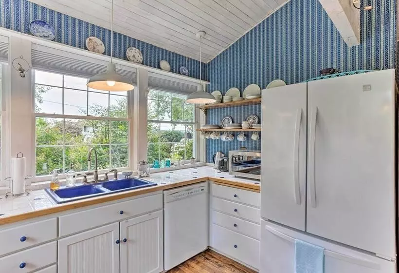 Charming Historic Retreat Near Poverty Bay!