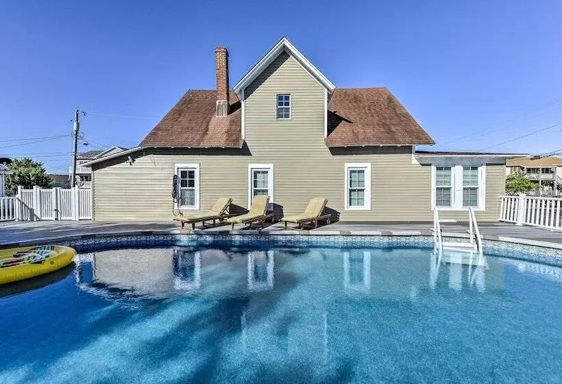 Charming Wildwood Hideaway W/ Private Pool & Deck!