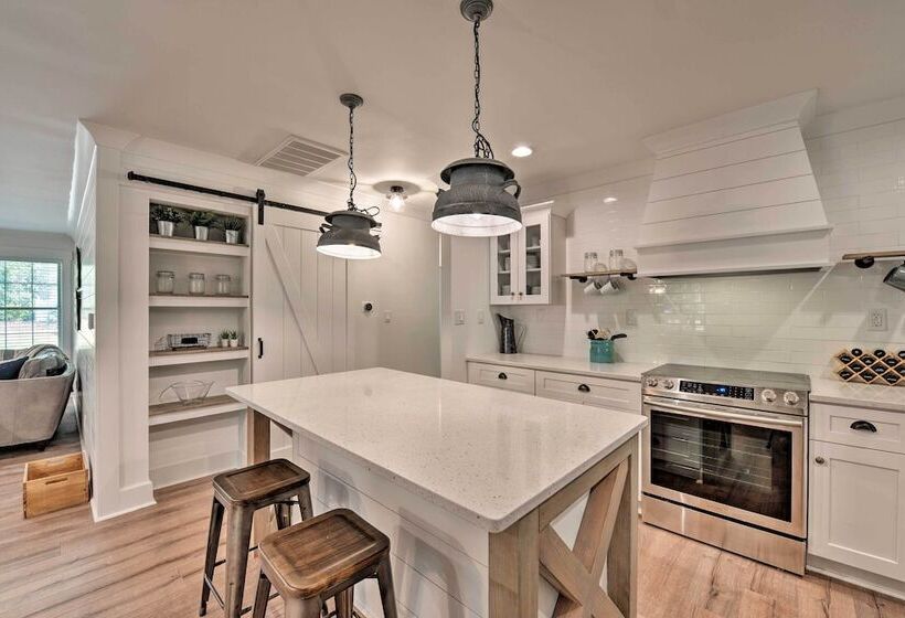 Chic Urban Farmhouse In Historic Dilworth W/ Patio