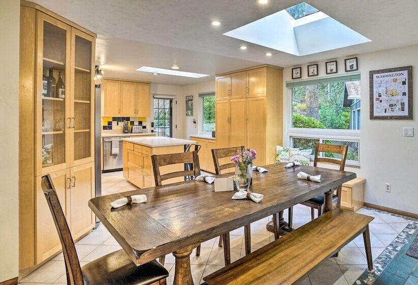 Classic Woodinville Escape Near Wineries