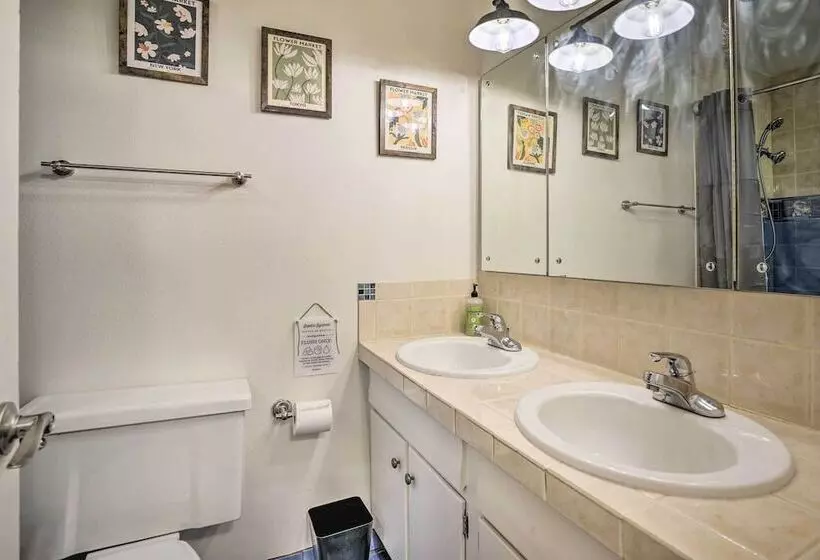 Classic Woodinville Escape Near Wineries