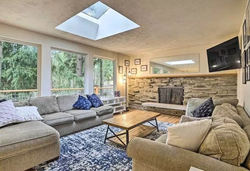 Classic Woodinville Escape Near Wineries