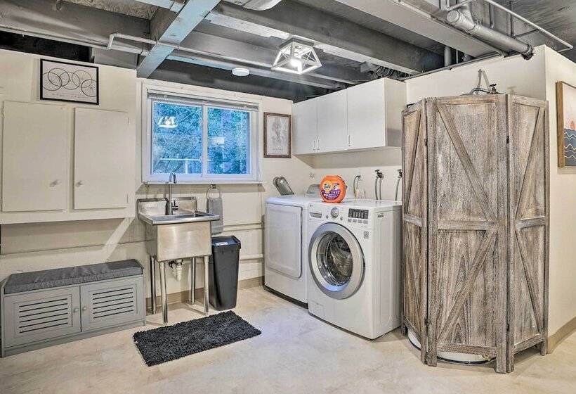 Classic Woodinville Escape Near Wineries