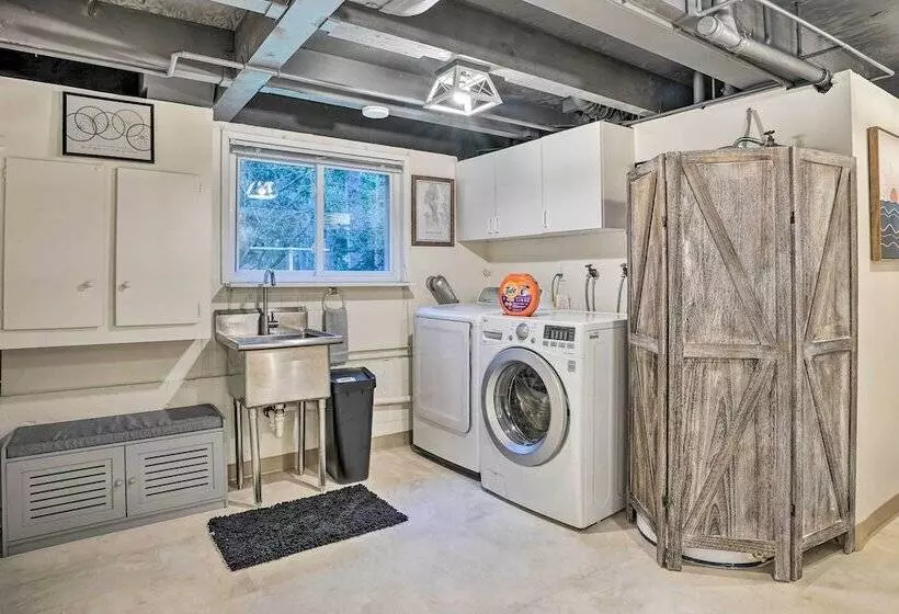 Classic Woodinville Escape Near Wineries