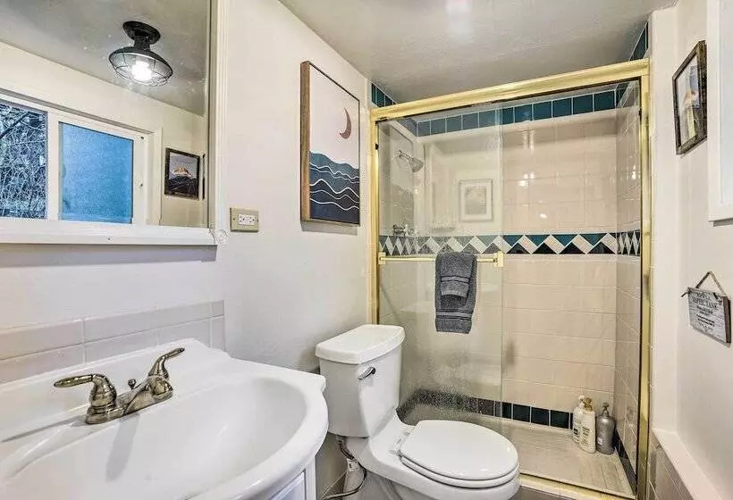 Classic Woodinville Escape Near Wineries