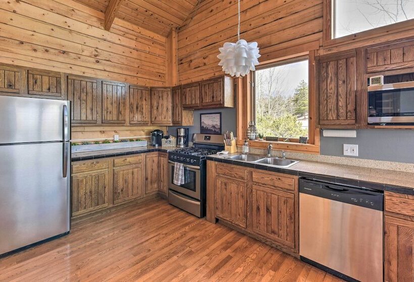 Secluded Mountain Retreat W/ Views On 45 Acres!